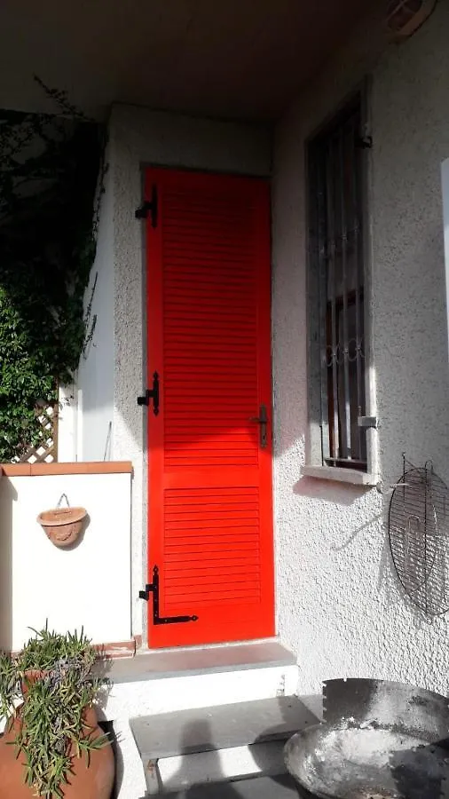 Accogliente Villetta Bi-Familiare Pietrasanta