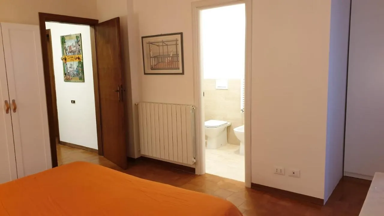 Accogliente Villetta Bi-Familiare Pietrasanta