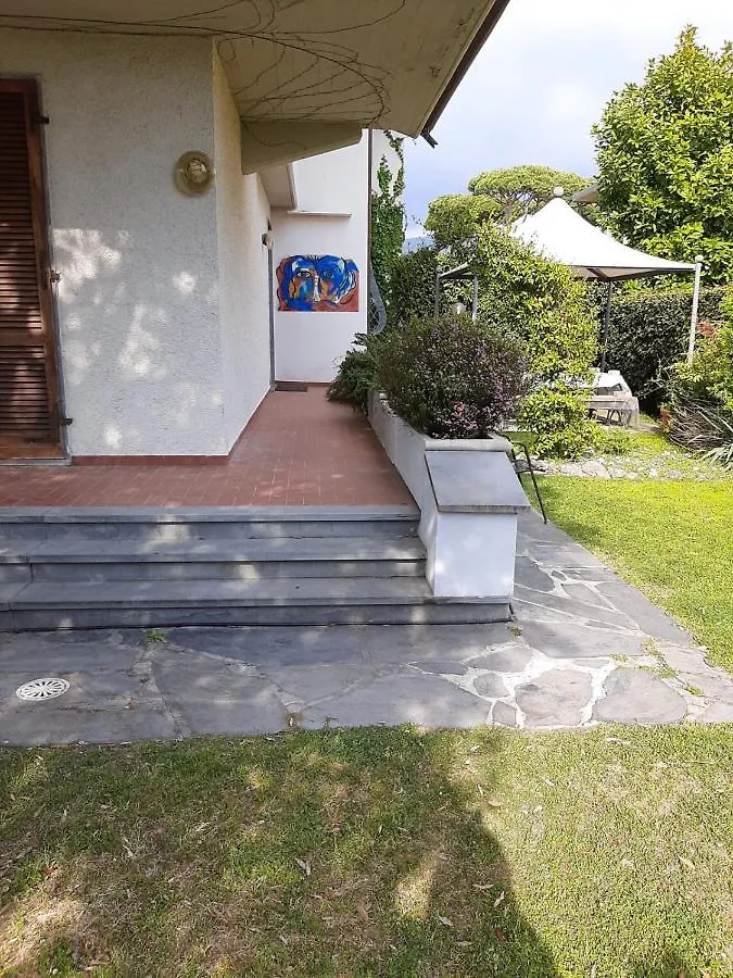 Accogliente Villetta Bi-Familiare Pietrasanta