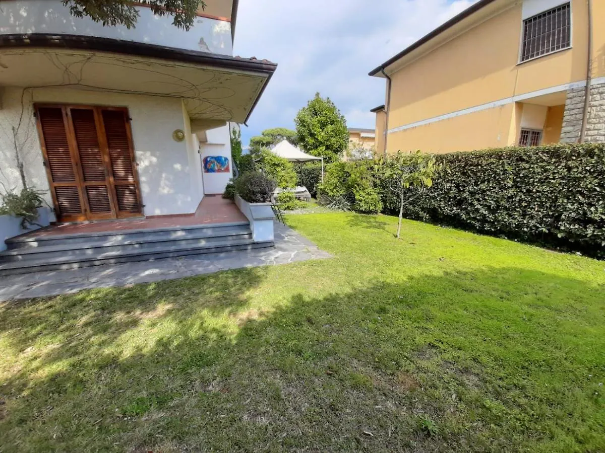 Accogliente Villetta Bi-Familiare Pietrasanta Holiday home